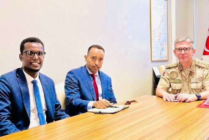 The Director of the Criminal Investigation Directorate (CID), Col. Muhudin Ahmed Osman, accompanied by the Legal Advisor to the Minister of Justice of the Federal Government of Somalia, Yassin Bashir Ali, held a productive meeting with the Consul of the Turkish Embassy in Somalia, Colonel Tansu.